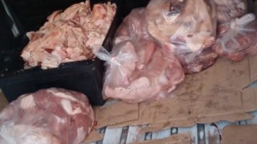 Las bolsas con diferentes cortes de carnes, eran transportadas sin medidas sanitarias adecuadas en una camioneta. (Foto gentileza)