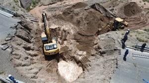 Socavón en Neuquén: culminan con la reparación del caño y el agua llegará a los barrios afectados