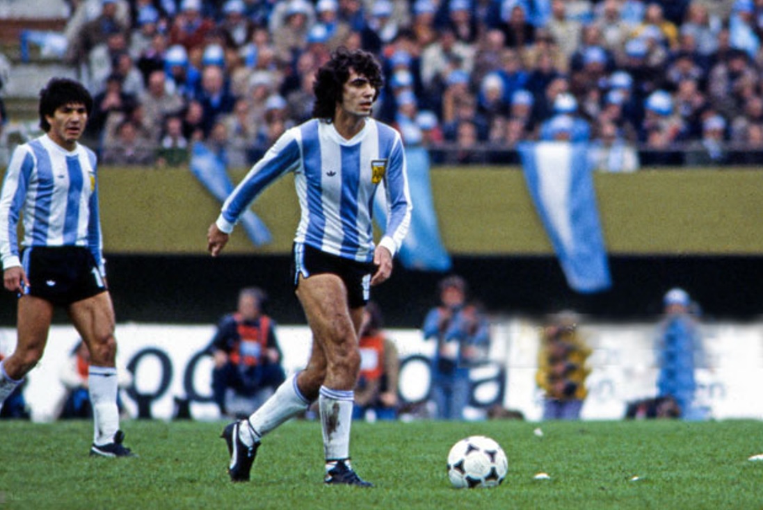 Olguín llevando el balón en el Monumental durante el Mundial Argentina 1978. 
