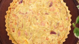 Tarta de cebollas, jamón y queso