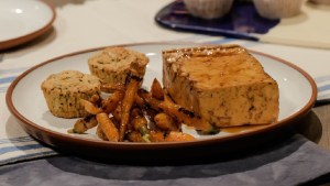 Tofu a la cerveza negra con mini cakes salados y zanahorias braseadas
