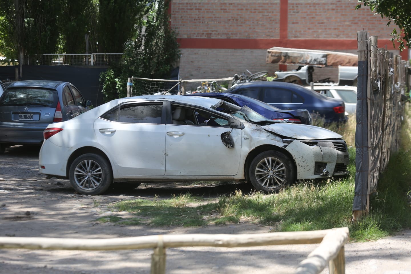 Así quedó el Toyota Corolla tras el vuelco en la zona ribereña de Roca. (Foto Juan Thomes)
