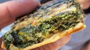 ¡A la rica tarta de espinacas, cebollas y queso!
