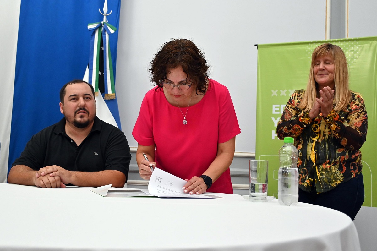 Referentes de UPCN y ATE firmaron junto a los funcionarios provinciales. Foto: Marcelo Ochoa.