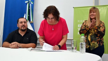 Referentes de UPCN y ATE firmaron junto a los funcionarios provinciales. Foto: Marcelo Ochoa.