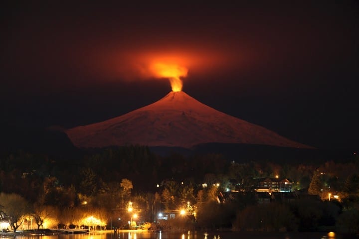 Desde Pucón, así se veía la erupción esa madrugada.