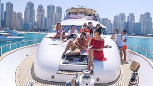 El Mundial 5 estrellas de Dubai: yates de lujo y fiestas VIP a una hora de Qatar
