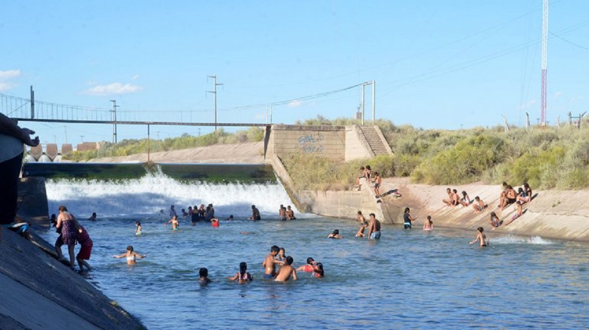 En Cipolletti recordaron que está prohibido bañarse en los canales de riego. (Foto Policía de Río Negro).-