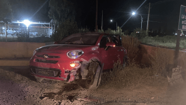 Los asaltantes chocaron contra un poste de cemento en el barrio Anai Mapu de Cipolletti