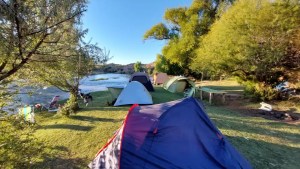 Fin de semana largo: un camping maravilloso a orillas del río Negro con trekking al Valle de la Luna Rojo