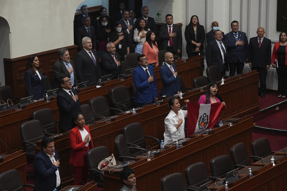 Los legisladores peruanos cantan el himno en medio de la sesión en la que destituyeron a Pedro Castillo.