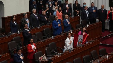 Los legisladores peruanos cantan el himno en medio de la sesión en la que destituyeron a Pedro Castillo.
