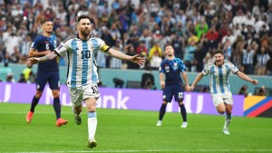 La Selección Argentina se queda hasta el último día en Qatar por fútbol, corazón y por el genio interminable de Messi