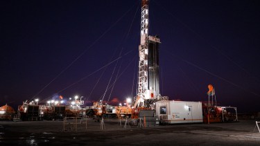 Una torre de perforación en Medanito, histórico yacimiento de Río Negro ubicado cerca de Catriel. 