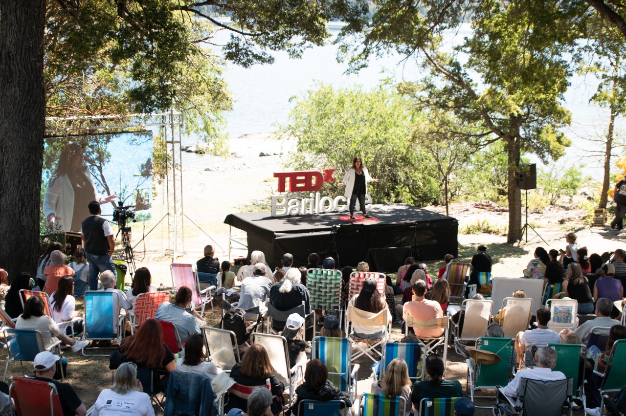 El año pasado, después de la pandemia, las charlas TEDx Bariloche se llevaron a cabo en el Camping Musical Bariloche, al aire libre. Foto: gentileza 