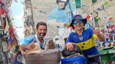 De Nápoles a Qatar 2022 en bici: este viaje de dos argentinos fue elegido el mejor para llegar al Mundial