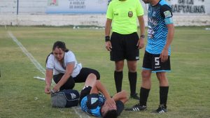 Video: la tremenda patada que lesionó a un jugador de Centenario por el Regional Amateur