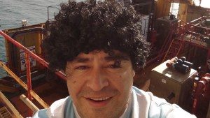 Argentina a la final: así festejó el petrolero de Santa Cruz en el medio del mar con la peluca de Maradona