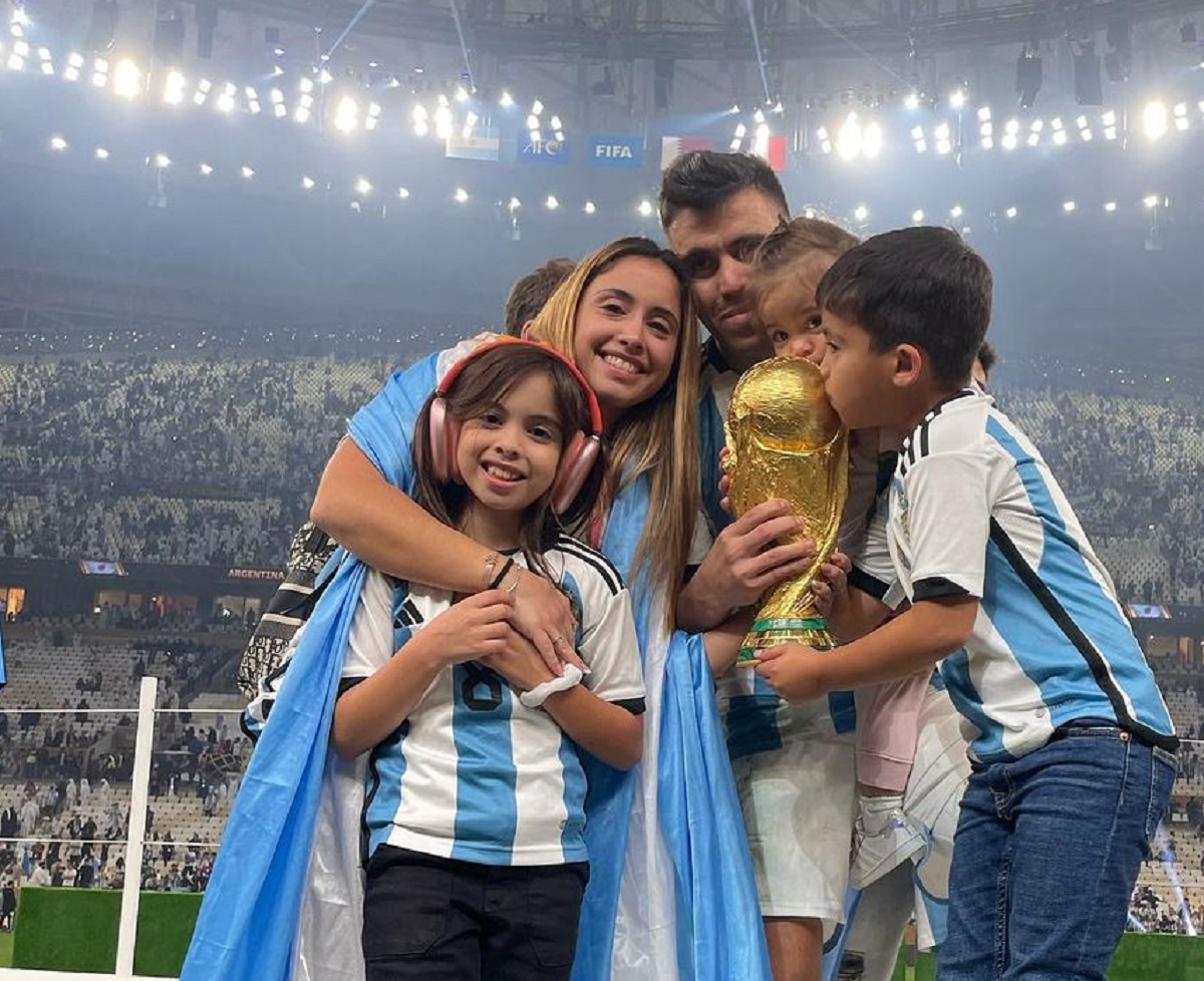 Acuña, junto a su esposa y sus hijos, celebrando con la Copa del Mundo. (Instagram).-