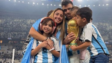 Acuña, junto a su esposa y sus hijos, celebrando con la Copa del Mundo. (Instagram).-