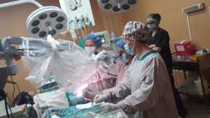 Dos niños sordos podrán escuchar por primera vez tras una cirugía en el hospital de Roca