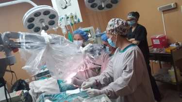 Alan es de Roca y Bastián de Regina. Pronto podrán a oír con sus implantes. Foto: gentileza