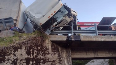 Volcaron en la ruta 231 y se salvaron de caer por el guardarrail. Foto: Bomberos Voluntarios Villa La Angostura