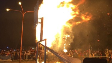 El momento de la quema del muñeco en el barrio Lavalle de Viedma. Foto Gentileza