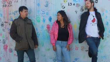 Wilson Maza (teclados y coro), Aby Landia Lagos (voz) y Rafo Grin (guitarras) dan forma y sonido a este trío electroacústico. 