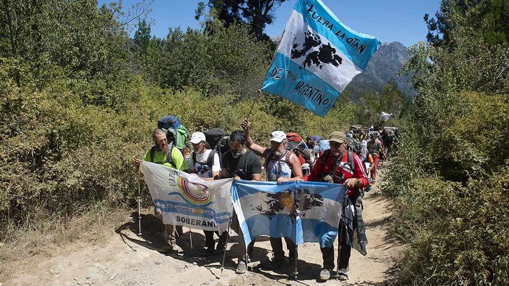Las organizaciones, nucleadas en la Fundación Interactiva para Promover la Cultura del Agua (Fipca) hicieron varias marchas hasta el lago Escondido. (foto de archivo)