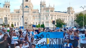 Argentinos en Europa se movilizan en apoyo a Cristina Kirchner y contra la «mafia judicial»