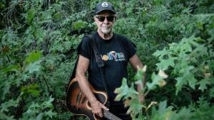 «El hombrecito del mar»: León Gieco vuelve a la altura de su propia leyenda