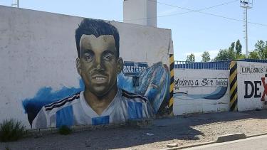 Una foto del Huevo con el Huevo: la foto que podría darse en Zapala cuando Acuña visite la ciudad y vaya al club Don Bosco. (Foto Sergio Arregui).-