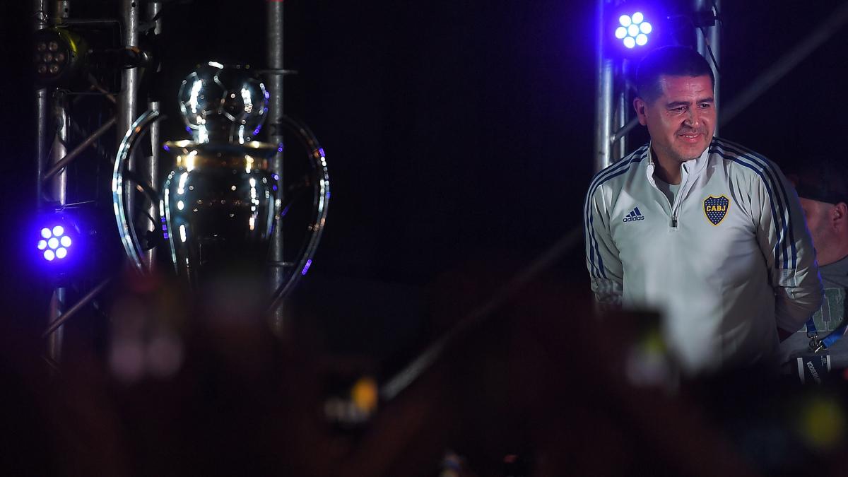 Riquelme festejó junto a los hinchas los dos títulos de Boca en 2022. (Foto: Télam)