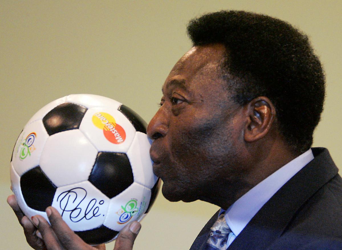 Junto a Diego Maradona, Pelé se convirtió en una leyenda del fútbol latinoamericano.-