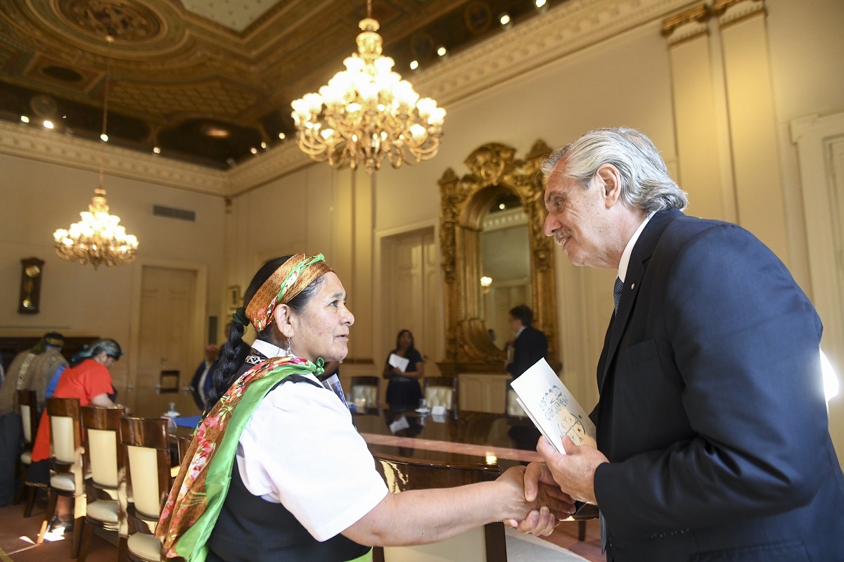 María Nahuel, referente de la lof Lafken Winkul Mapu junto al presidente Alberto Fernández. Foto: archivo Presidencia