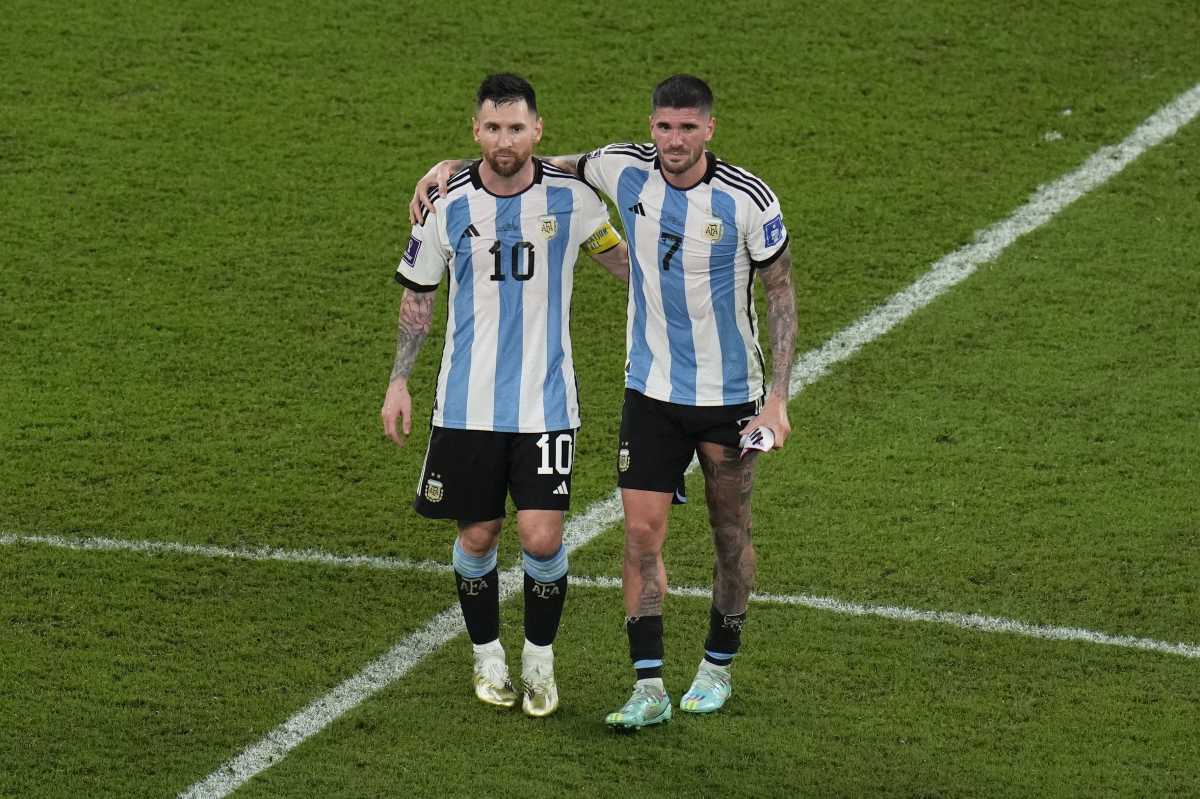 Messi y De Paul abrazados después del partido, tras el alivio de la victoria. (AP Photo/Manu Fernandez)