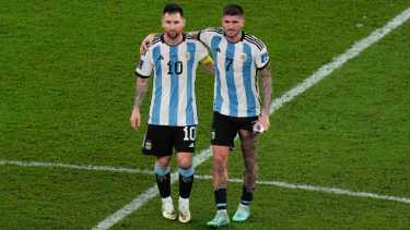Messi y De Paul abrazados después del partido, tras el alivio de la victoria. (AP Photo/Manu Fernandez)