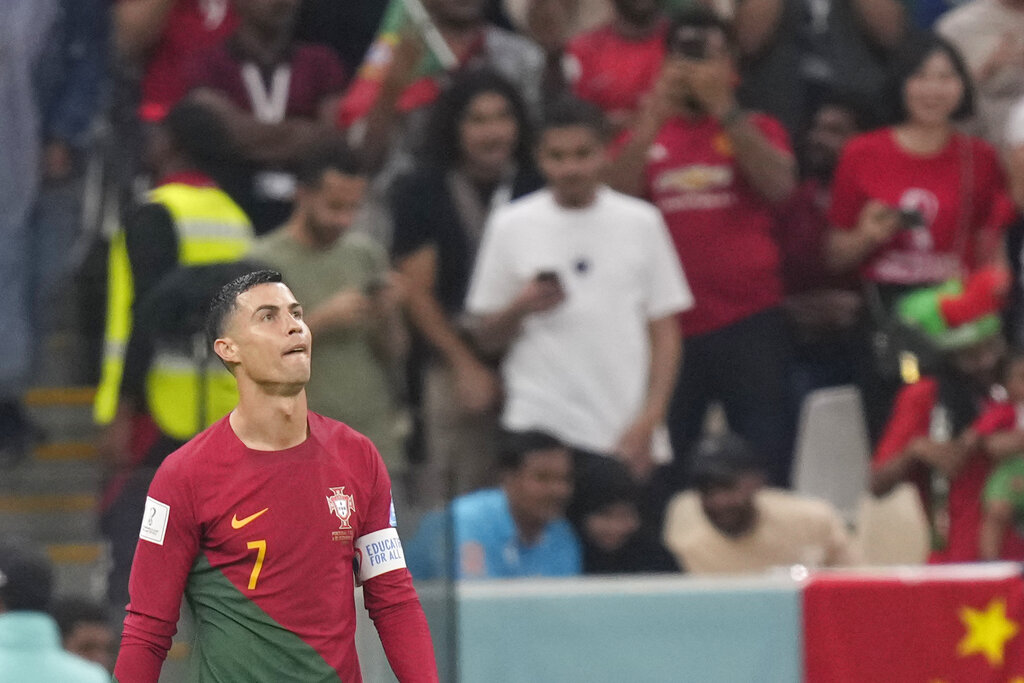 Cristiano volvió a quedar envuelto en una polémica luego de la clasificación de Portugal a los cuartos de final. (AP Foto/Darko Bandic)