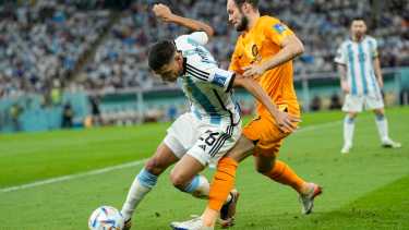 Nahuel Molina contra Daley Blind. (AP Photo/Ebrahim Noroozi)