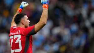 El récord que no podrá romper Dibu Martínez con la Selección si no ataja ante Costa Rica