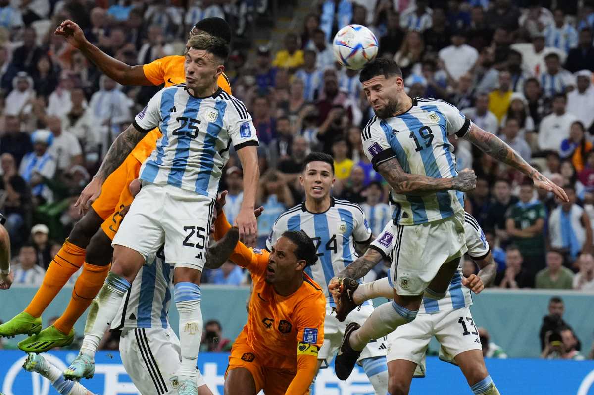 Argentina y Países Bajos empatan 2 a 2 en el estadio Lusail y crece la tensión. (AP Photo/Natacha Pisarenko)