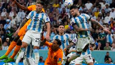 Argentina y Países Bajos empatan 2 a 2 en el estadio Lusail y crece la tensión. (AP Photo/Natacha Pisarenko)