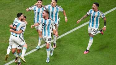 Argentina festeja su llegada a semifinales después de mucho sufrimiento. (AP Photo/Ariel Schalit)