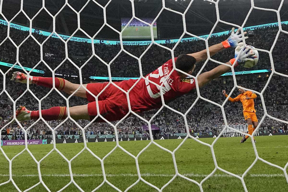 Emiliano Martínez atajó dos penales para darle la clasificación a la Argentina. (AP Photo/Ricardo Mazalan)