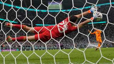 Emiliano Martínez atajó dos penales para darle la clasificación a la Argentina. (AP Photo/Ricardo Mazalan)