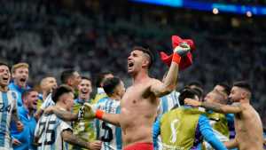 Mundial Qatar 2022: Dibu Martínez, otra vez héroe en los penales e insultos con los rivales