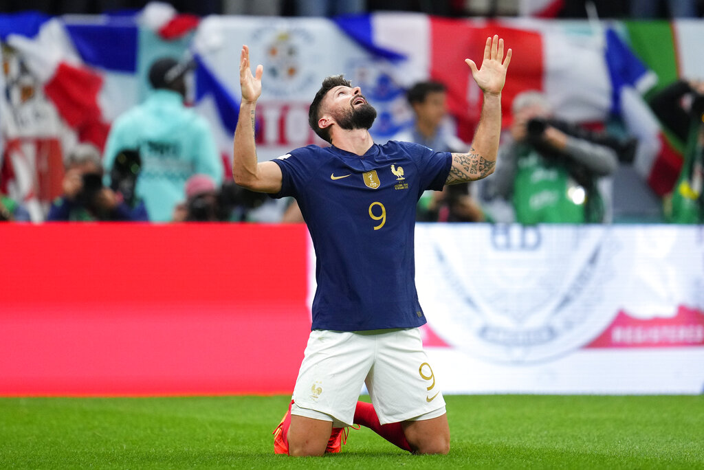 Olivier Giroud le da la victoria a Francia sobre Inglaterra. (AP Photo/Natacha Pisarenko)