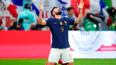 Olivier Giroud le da la victoria a Francia sobre Inglaterra. (AP Photo/Natacha Pisarenko)