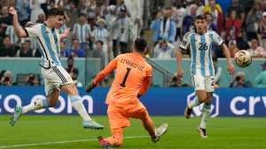 Julián Álvarez y un partido soñado: dos goles y un penal en una semifinal del mundo